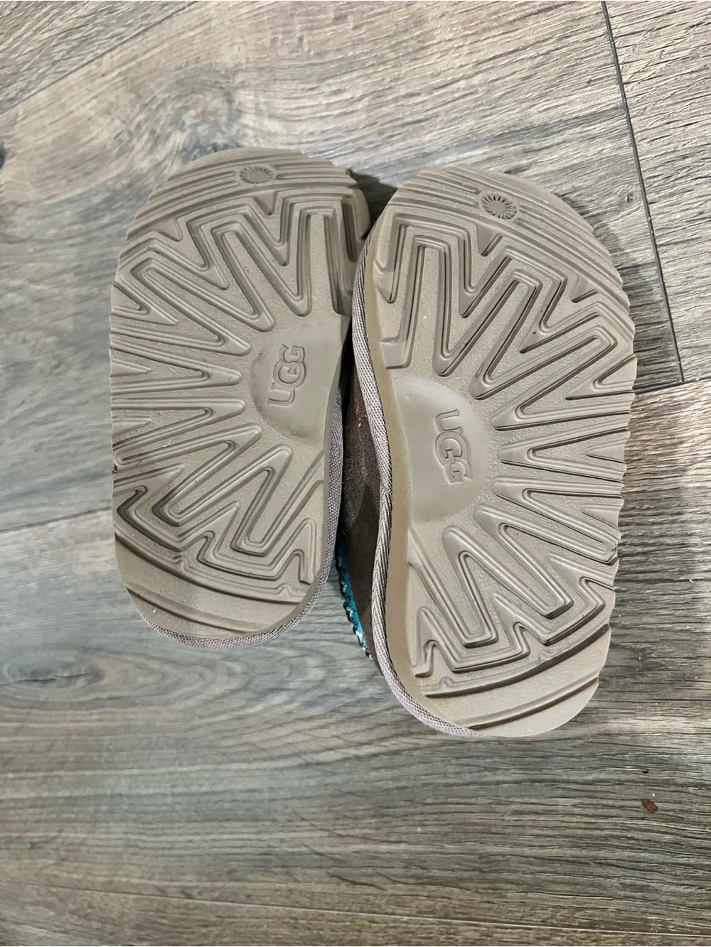 UGG Kids Taz in Slippers with Turquoise Trim size 7 girls in chestnut
